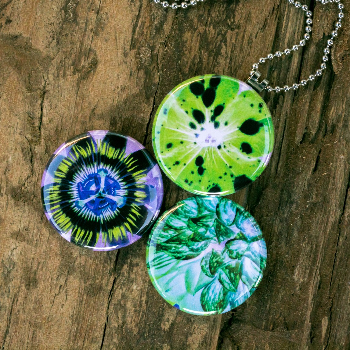 Fotomedaillon ketting met drie verschillende verwisselbare voorkanten met close up foto`s van buitenaards aandoende bloemen,nachtbloemen Voor het dicht bij je dragen van je favoriete foto.