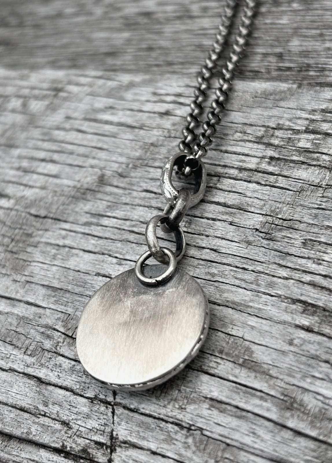 Handgemaakte zilveren hanger met onyx en parelmoer schelp maan