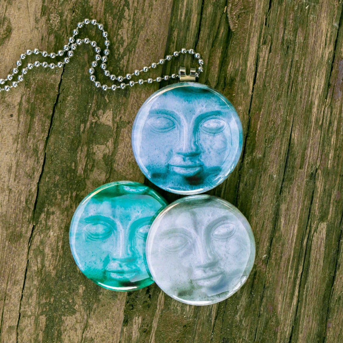 Buddha ketting,budha medaillon,budha gezicht,buddha face,Fotomedaillon ketting met drie verschillende verwisselbare voorkanten met foto`s van budha,Blauw grijze buddha gezichten. Voor het dicht bij je dragen van je favoriete foto.