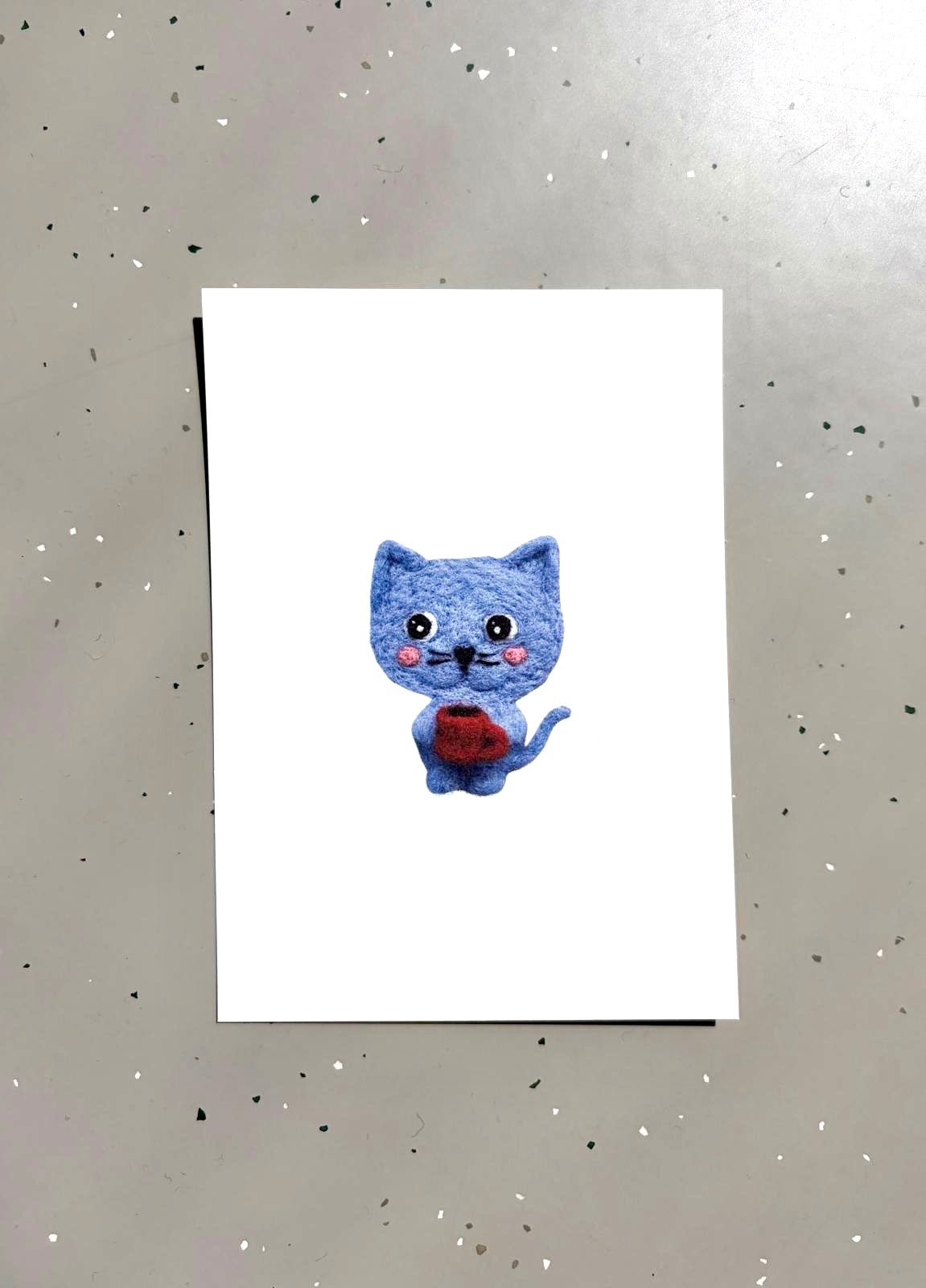 Wenskaart Blauw Katje met Koffiebeker – Illustratie van een Wollen Katje