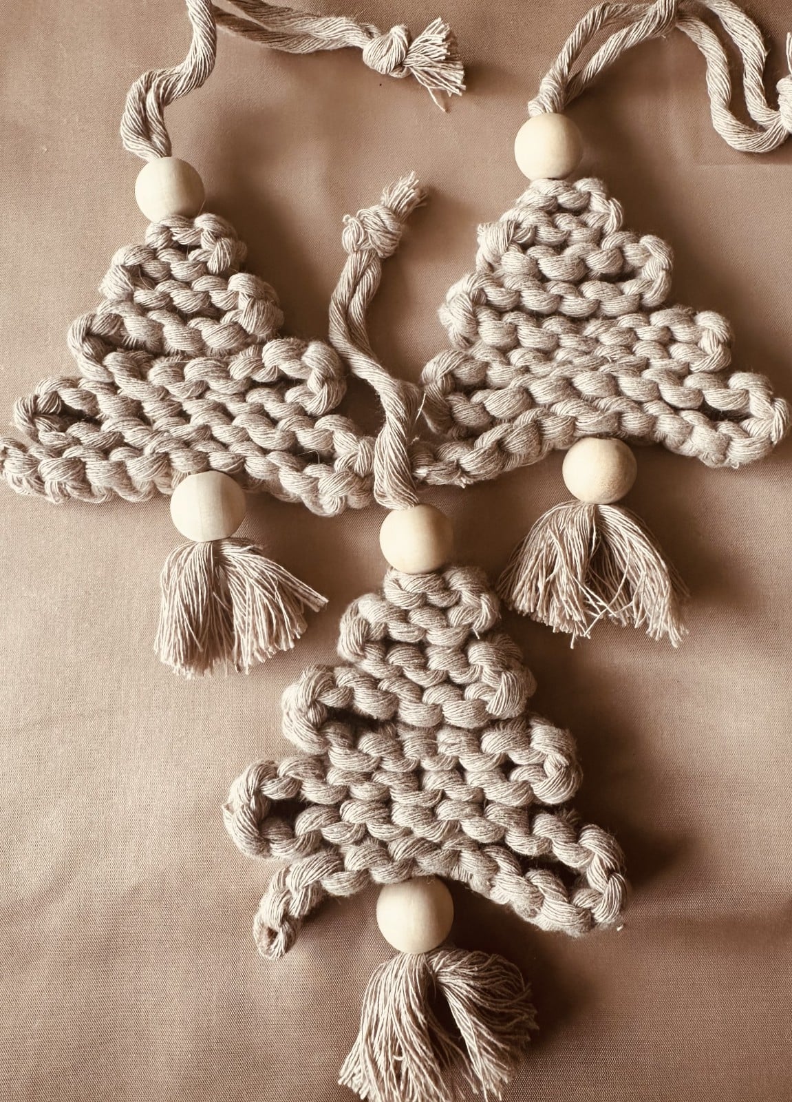 Handgemaakte macramé kerstboompjes – set van 3 kersthangers - 153777 Handgemaakte macramé kerstboompjes – set van 3 kersthangers