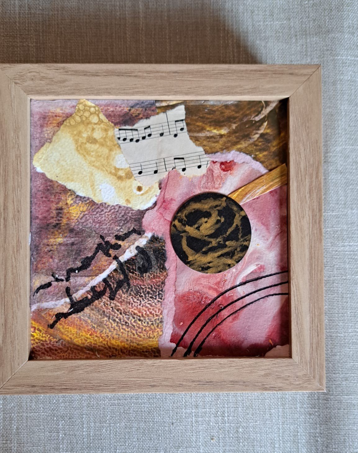 Kleine collage met geverfd papier op hout - 67264.jpeg Kleine collage met geverfd papier op hout kleurstelling rood geel zwart wit