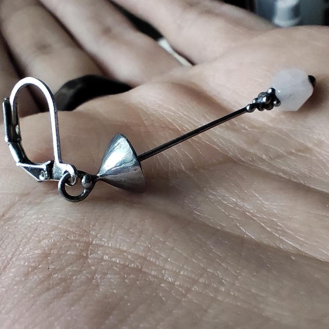 Handgemaakte enkele paddenstoelenoorbel met rozenkwarts en zilverkleurig koper