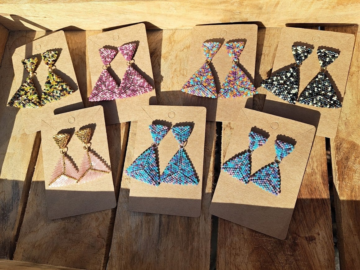 Handgemaakte oorbellen met kralen – Kleine confetti oorbellen 3,5 cm in blauw en paars SALE!