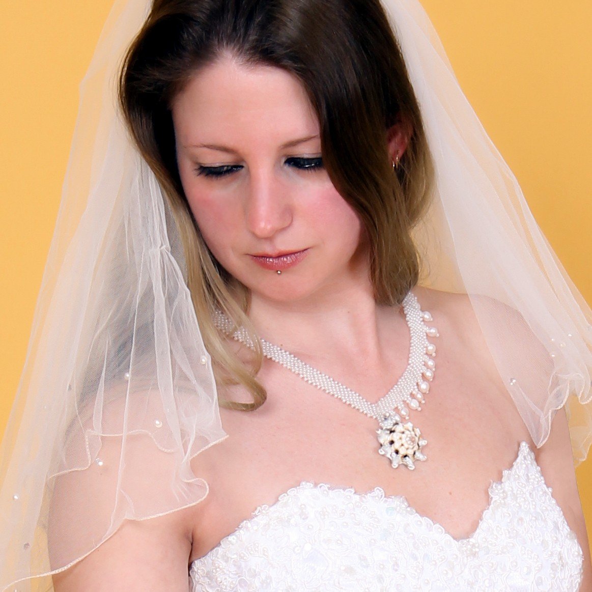 Asymmetrische boho ketting met schelp en parel – bruids- of strandaccessoire