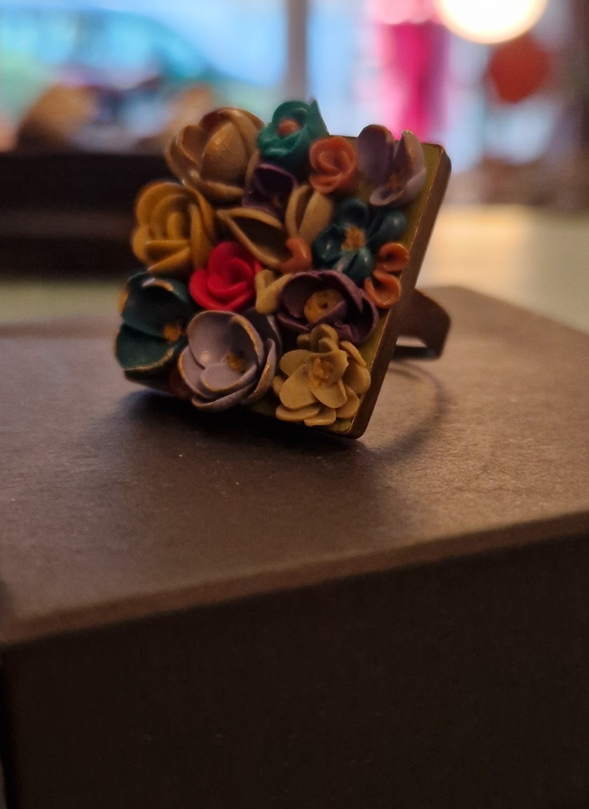 Unieke ring met geboetseerde bloemen in polymeerklei