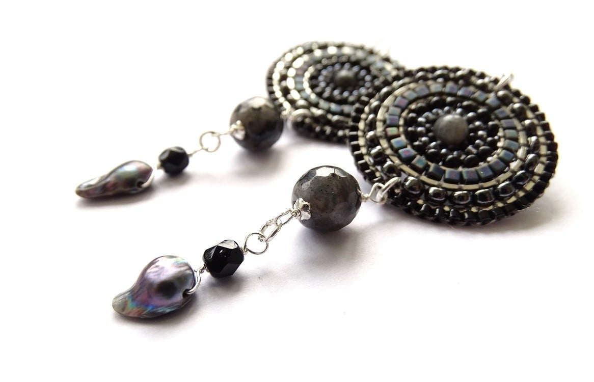 Zwarte Bohemian oorbellen met labradoriet, zoetwaterparel & 925 zilver - 143798 Zwarte Bohemian oorbellen met labradoriet, zoetwaterparel & 925 zilver