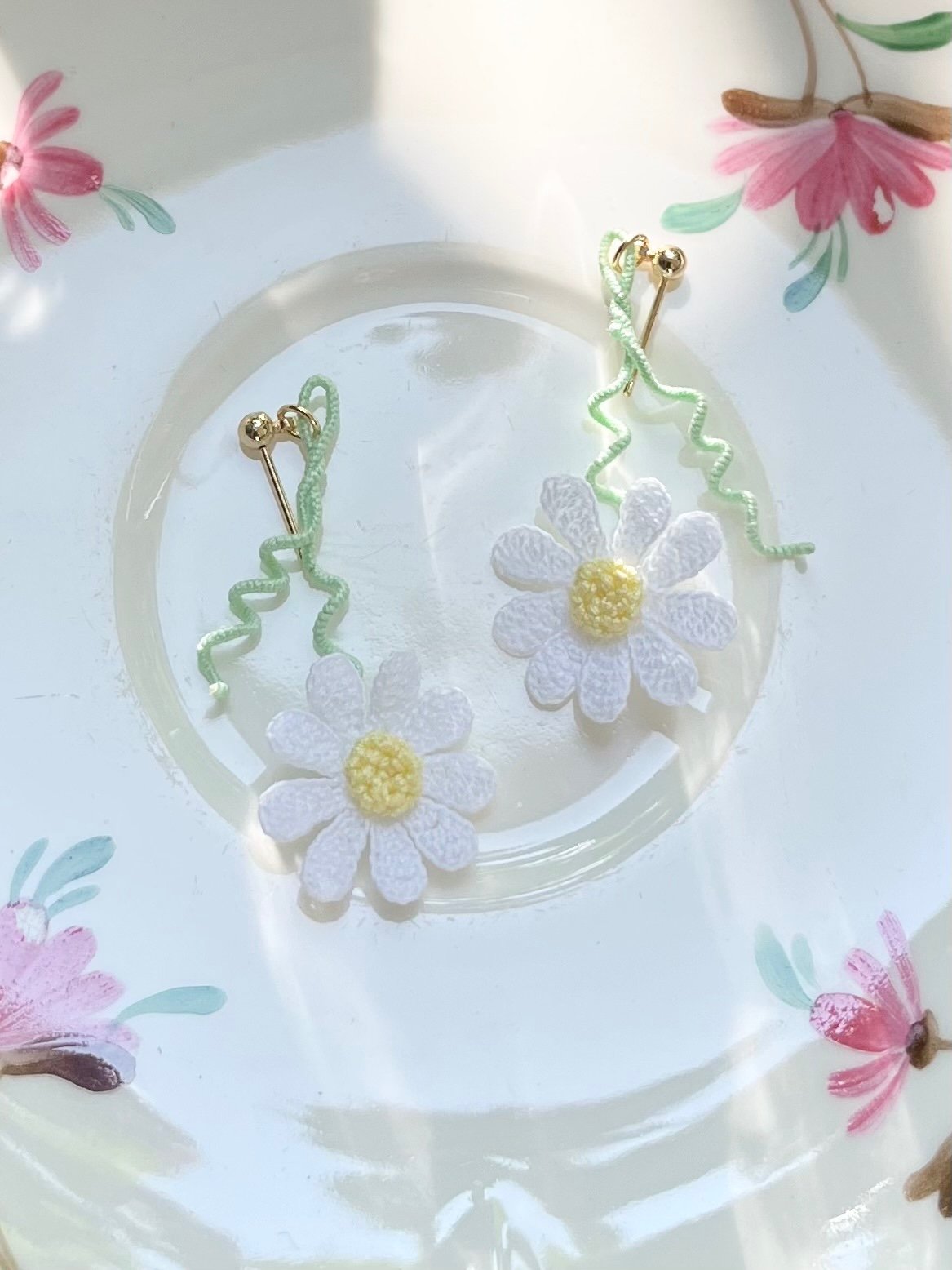 Micro Gehaakte Madeliefjes Oorbellen – Fijne Bloemetjes