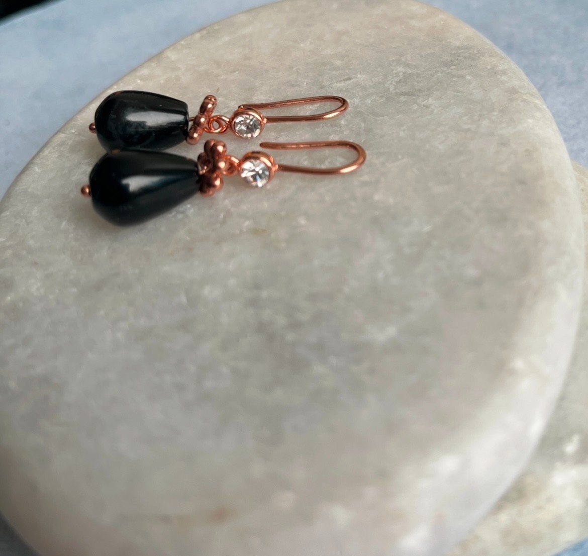 Roségoud vergulde oorbellen met hangertjes van agaat