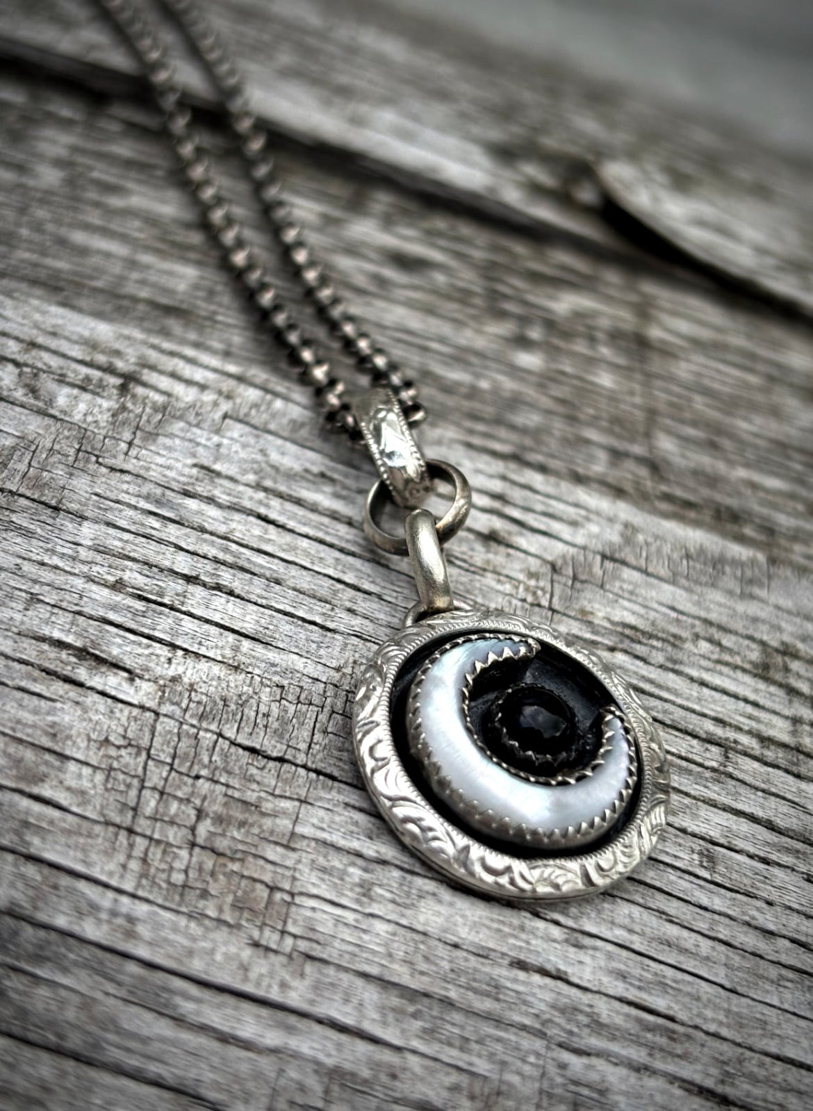 Handgemaakte zilveren hanger met onyx en parelmoer schelp maan