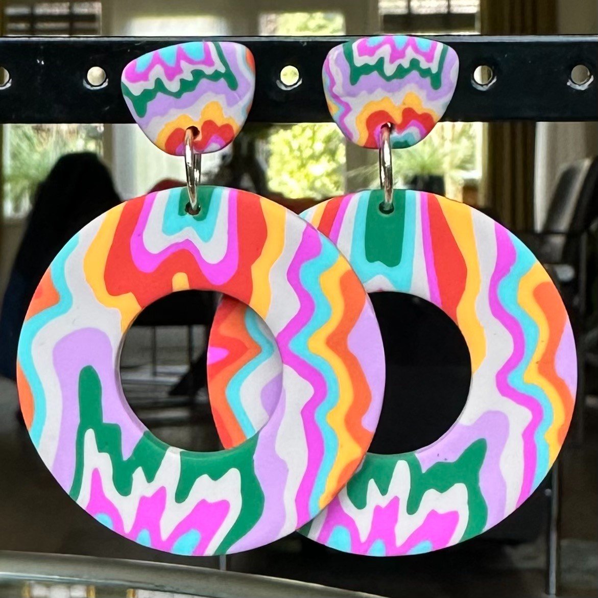 Vrolijk gekleurde oorbellen van polymeerklei