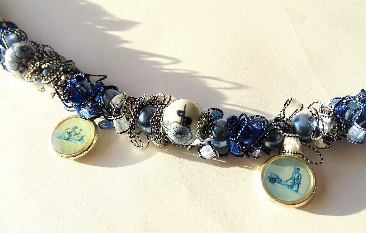 Delftsblauwe ketting met bloemenkralen en oud-Hollandse bedels - 148446 Delftsblauwe ketting met bloemenkralen en oud-Hollandse bedels