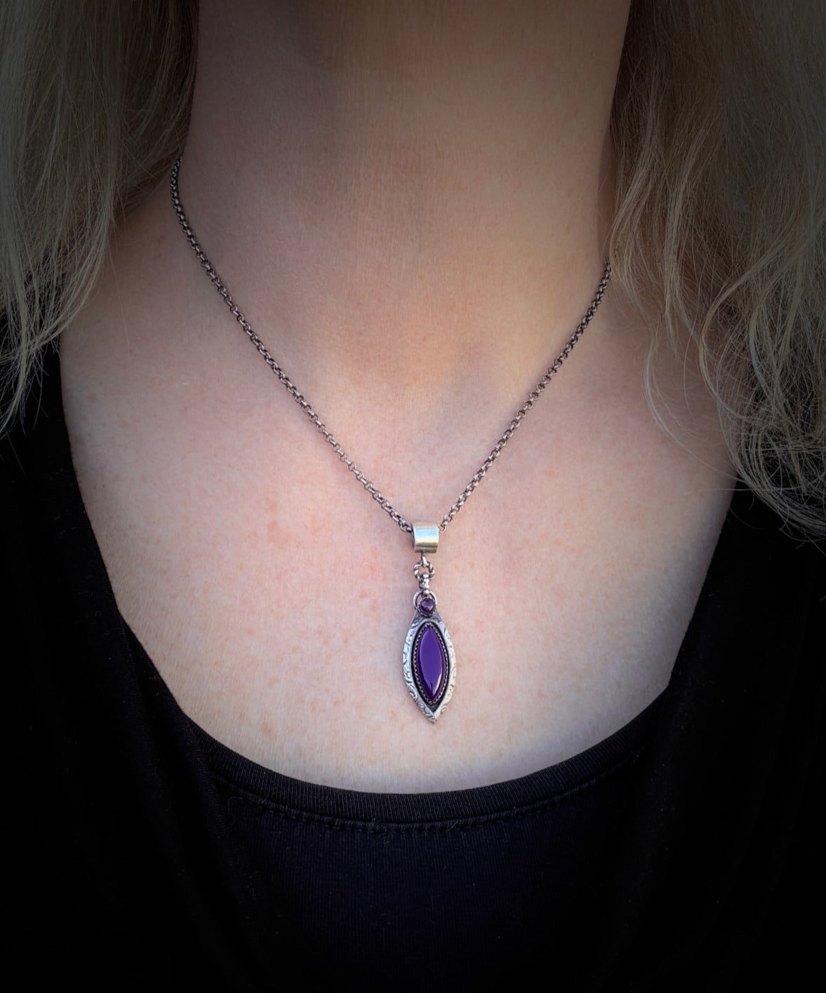 Handgemaakte zilveren hanger met agaat en amethist – unieke blauw/paarse edelsteen hanger
