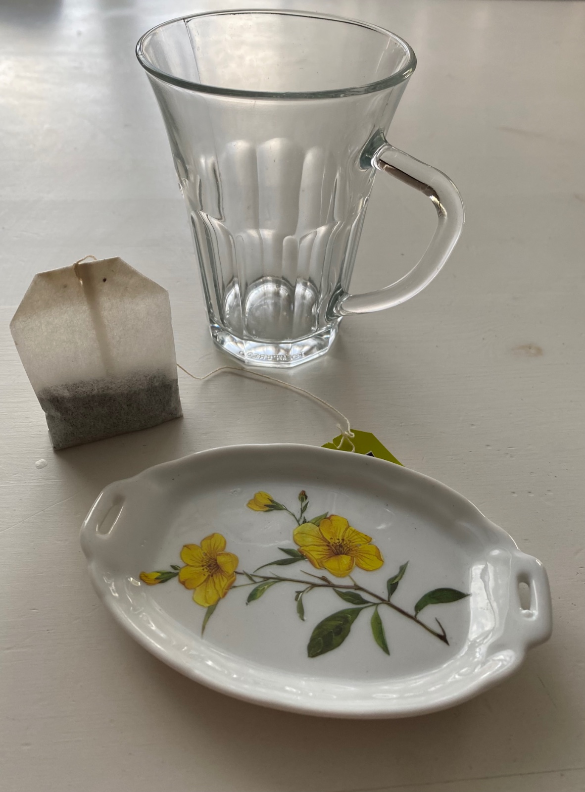 Bordje met veldbloem