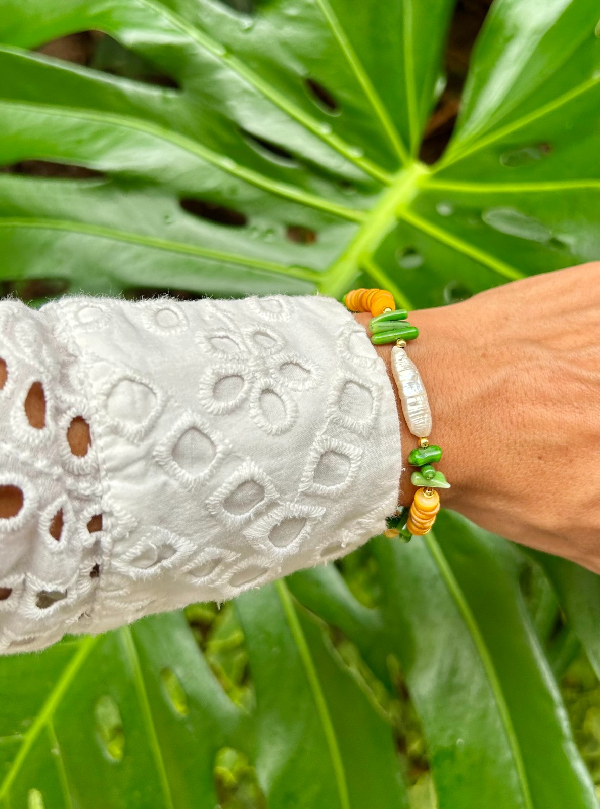 Handgemaakte tropische ocean armbanden met schelpkralen en zoetwaterparel