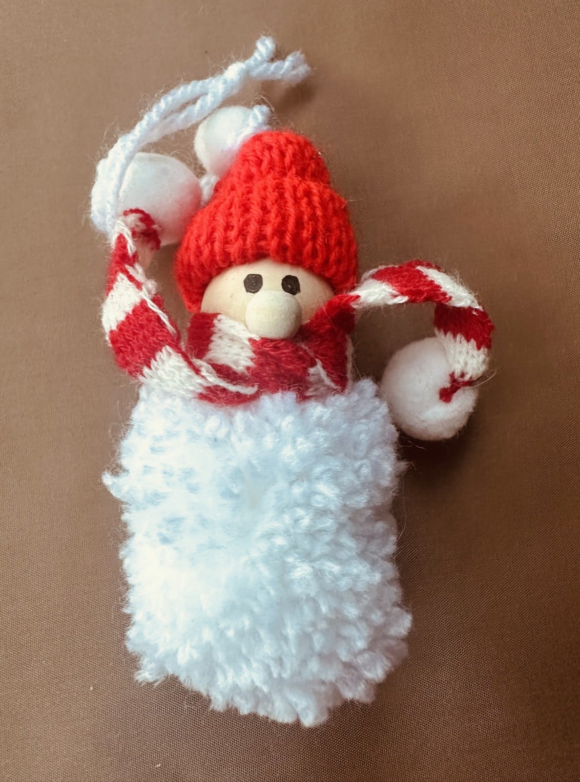 Sneeuwpopje met rode muts – handgemaakte kerstdecoratie - 151262 Sneeuwpopje met rode muts – handgemaakte kerstdecoratie
