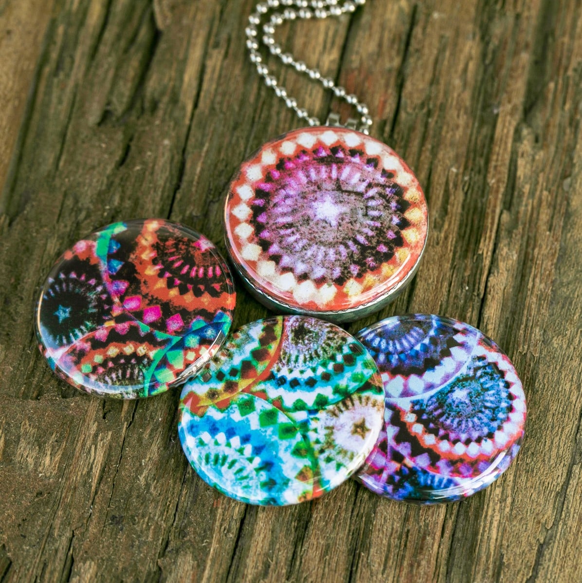 Foto medaillon ketting met 4 verschillende verwisselbare voorkanten met kunstfoto`s  in verschillende tinten,