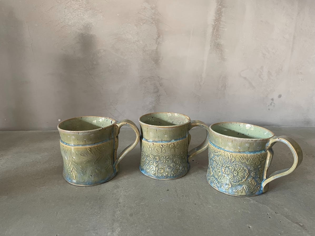 Set van drie kleurige handgemaakte mokken