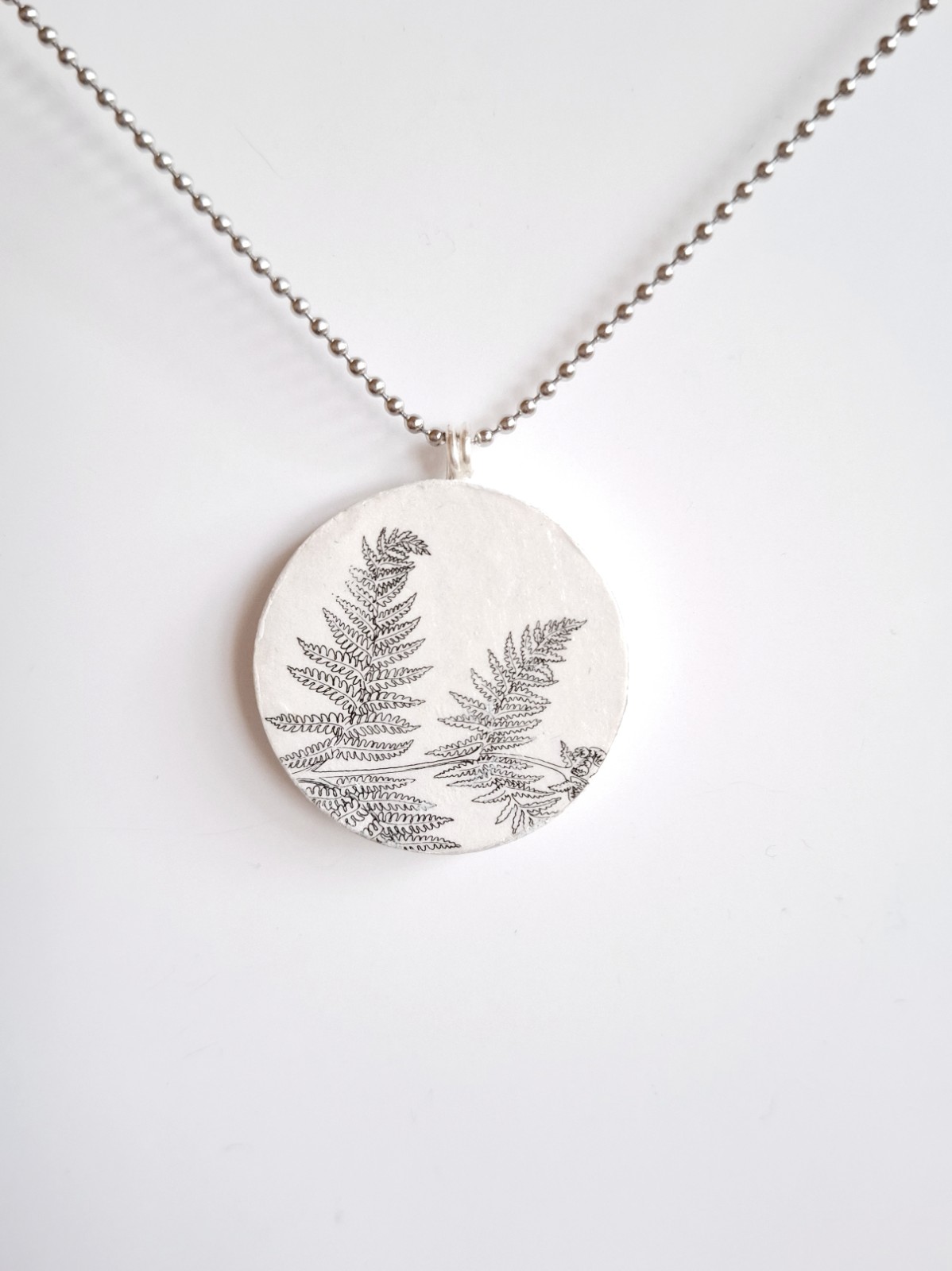 Lichtgewicht ketting met papieren hanger met adelaarsvaren afbeelding, duurzaam sieraad,  ⁸