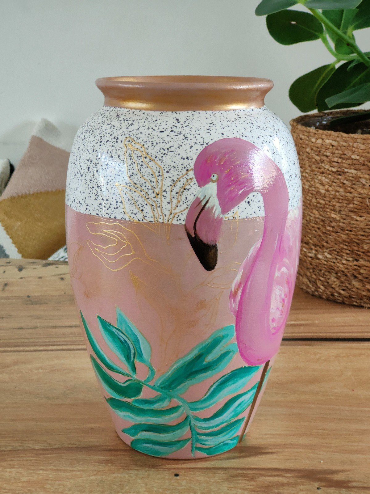 Handbeschilderde stenen vaas met roze flamingo en goud accenten - 49221.jpeg Vrolijke stenen vaas met een speelse roze flamingo en een vleugje goud