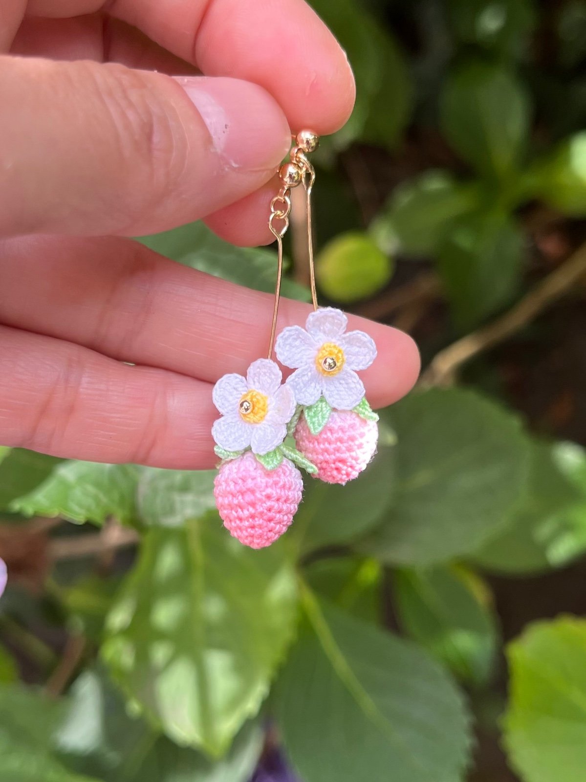 Micro Gehaakte Aardbei Oorbellen met Bloemetjes - 86679 Micro Gehaakte Aardbei Oorbellen met Bloemetjes