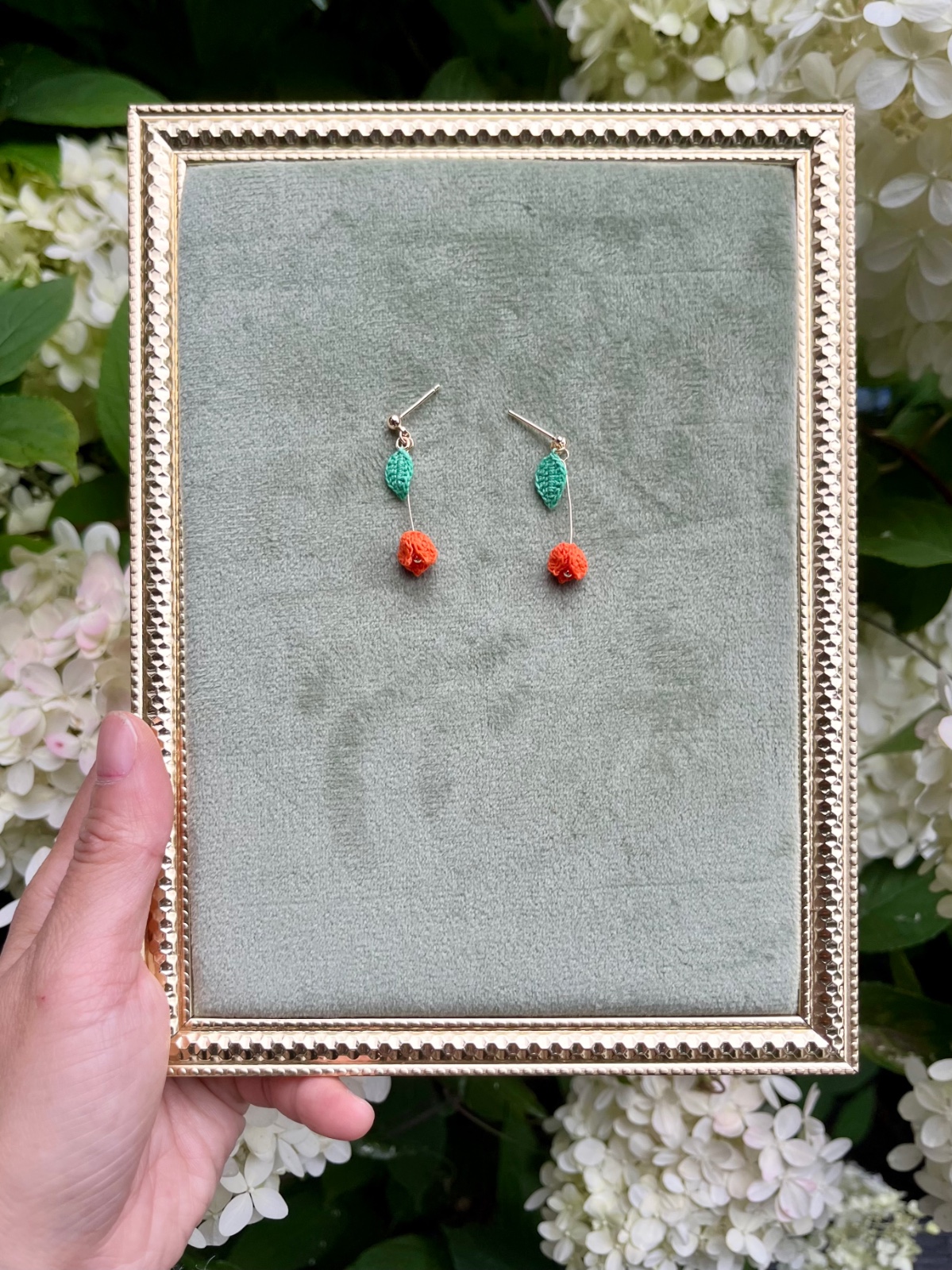 Micro Gehaakte Tulp Oorbellen met Blaadje – Meerdere Kleuren, Handgemaakte Lente Sieraden