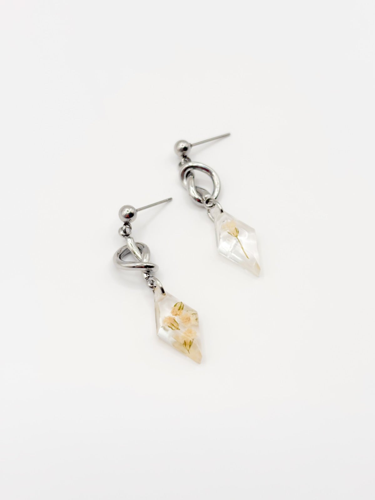 Sculpturele Knoop Oorbellen met Diamantvormige Hangers Gevuld met Echt Gipskruid (The Classics)