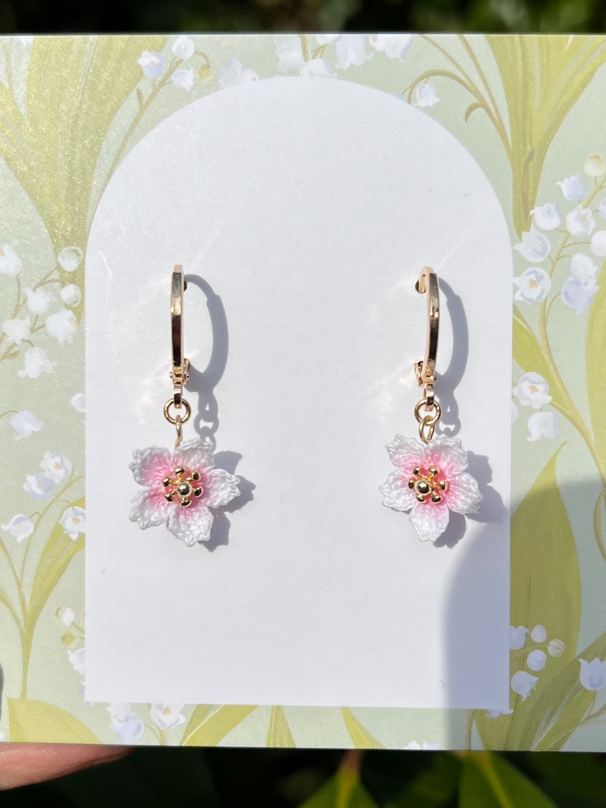 Kersenbloesem Oorbellen – Micro Haakwerk met Handgeverfde Bloemblaadjes