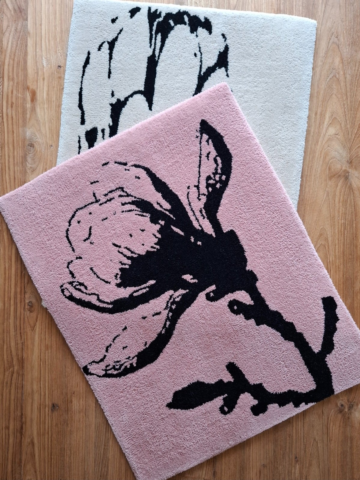 Handgetuft vloerkleed 60x75 cm – Magnolia bloem, lichtroze, 100% wol - 123070 Handgetuft vloerkleed 60x75 cm – Magnolia bloem, lichtroze, 100% wol