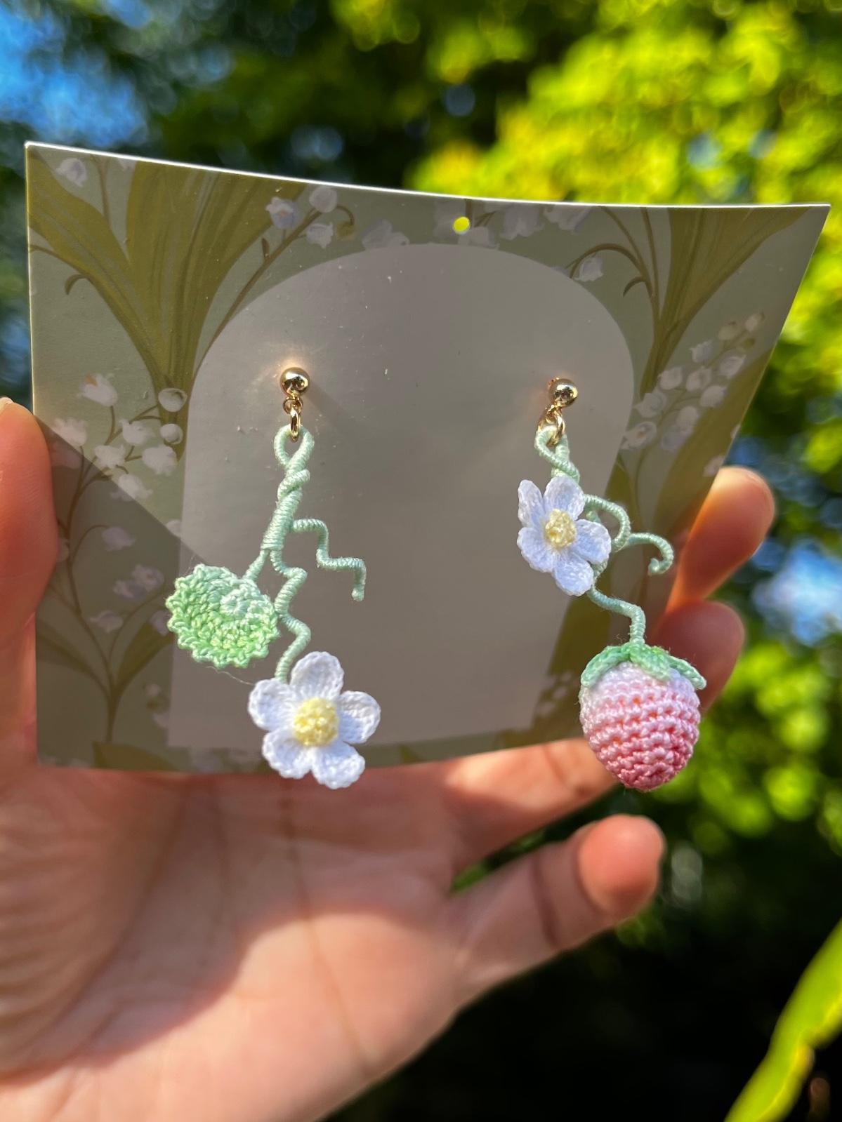 Micro gehaakte aardbei oorbellen met bloemen en blaadjes - 127359 Micro gehaakte aardbei oorbellen met bloemen en blaadjes