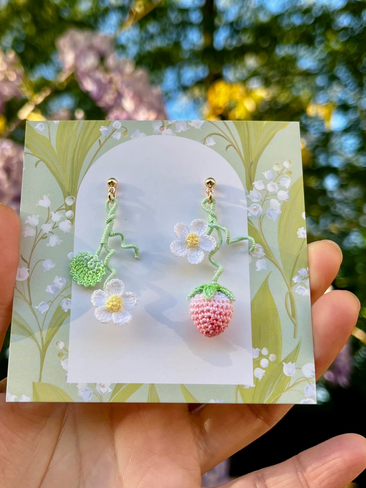 Micro gehaakte aardbei oorbellen met bloemen en blaadjes - 127360 Micro gehaakte aardbei oorbellen met bloemen en blaadjes