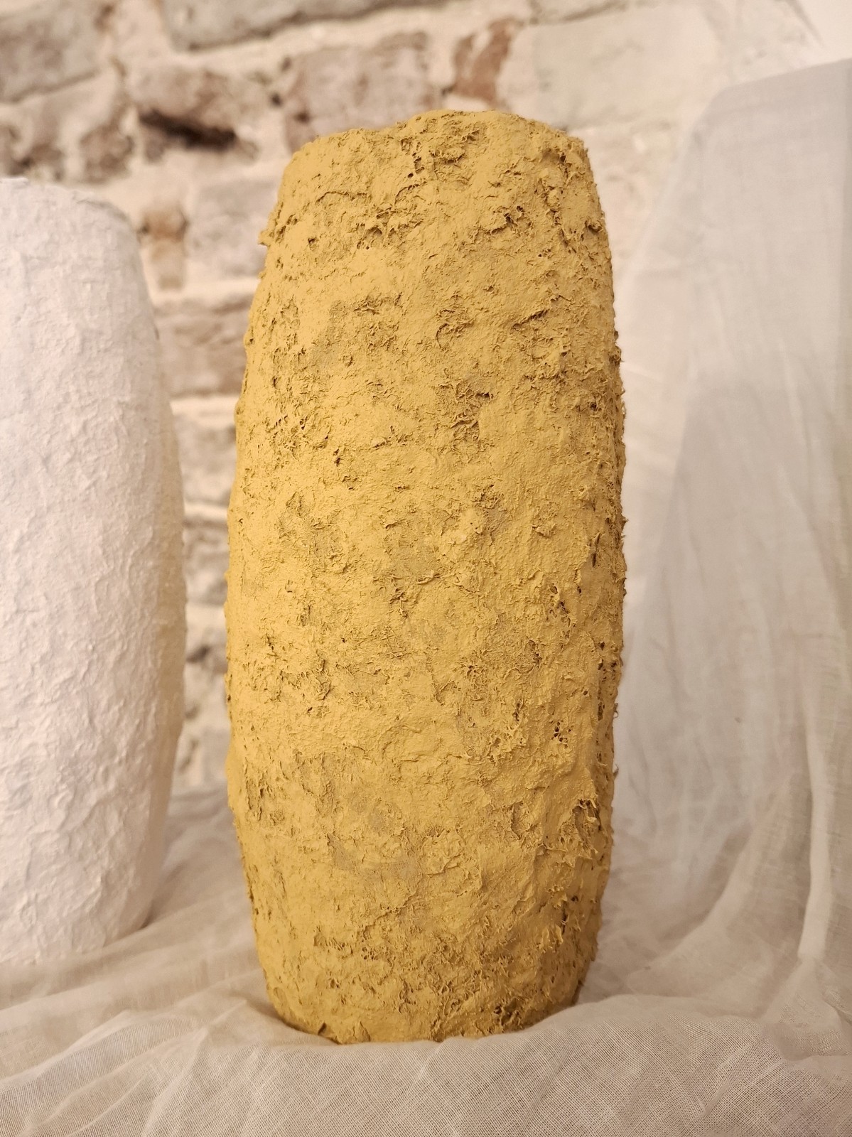 Onbreekbare papieren vaas, oker, grove structuur - 71957.jpeg Onbreekbare papieren vaas, oker, grove structuur