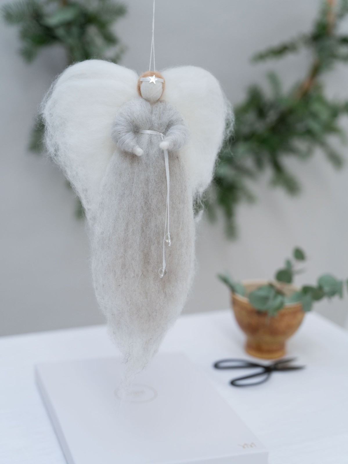 Beschermengel 'Irini' wit/ neutraal