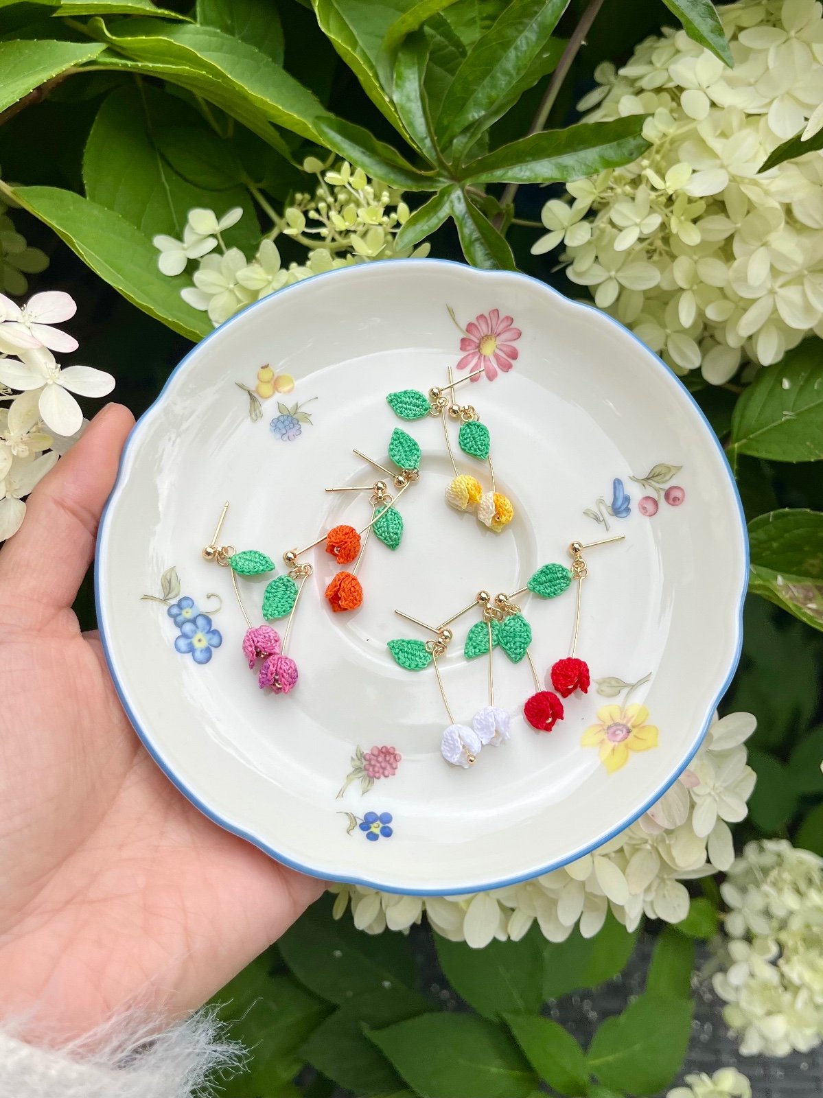 Micro Gehaakte Tulp Oorbellen met Blaadje – Meerdere Kleuren, Handgemaakte Lente Sieraden