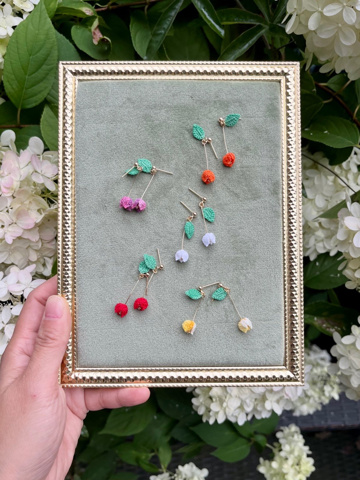 Micro Gehaakte Tulp Oorbellen met Blaadje – Meerdere Kleuren, Handgemaakte Lente Sieraden