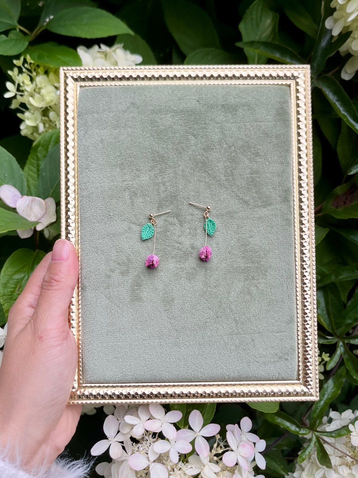 Micro Gehaakte Tulp Oorbellen met Blaadje – Meerdere Kleuren, Handgemaakte Lente Sieraden