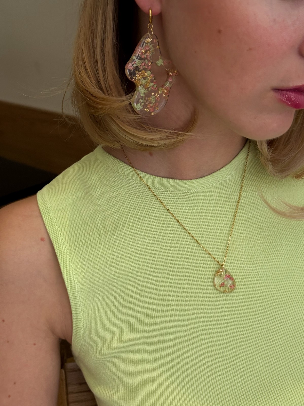 Organische Oorbellen met Echte Bloemen uit Leuven (Strawberry Matcha)