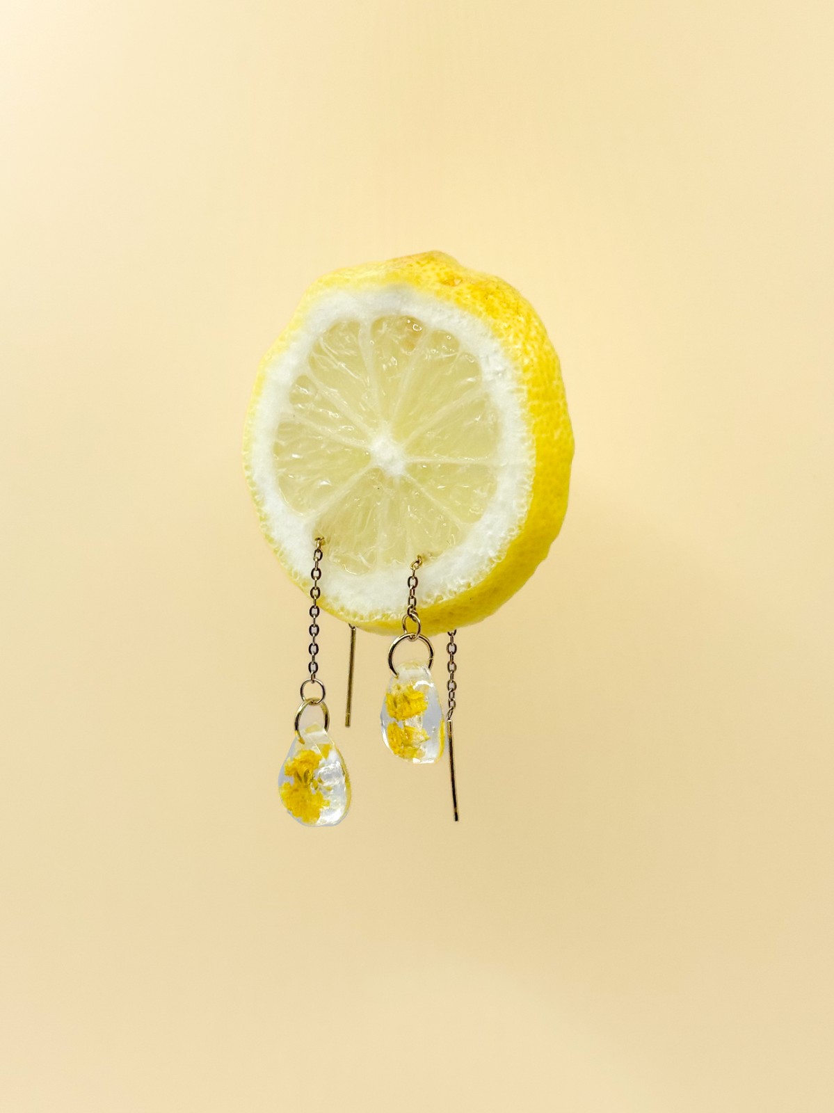 Threader Oorbellen met Druppelvormige Hangers Gevuld met Echte Bloeme… - 91659 Threader Oorbellen met Druppelvormige Hangers Gevuld met Echte Bloemen uit Amsterdam (Limoncello Romance)