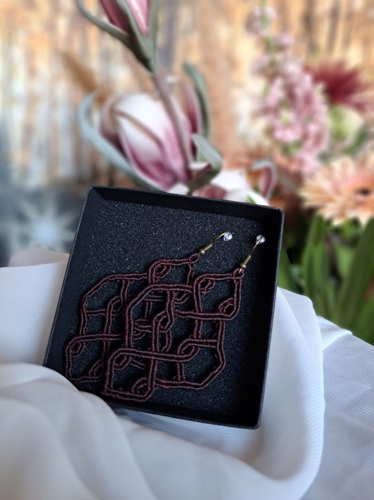 Keltisch designe macramé oorbellen in een bruintint - 94293 Keltisch designe macramé oorbellen in een bruintint