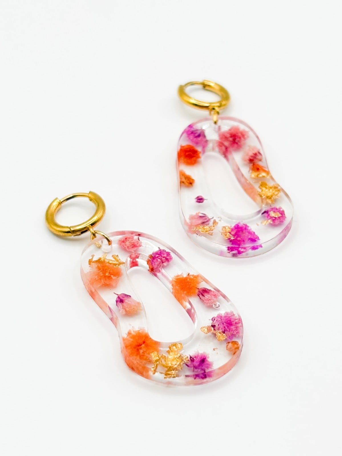 Organische Kiezel Vorm Oorbellen met Echte Bloemen uit Utrecht (The Blossom Chapter)