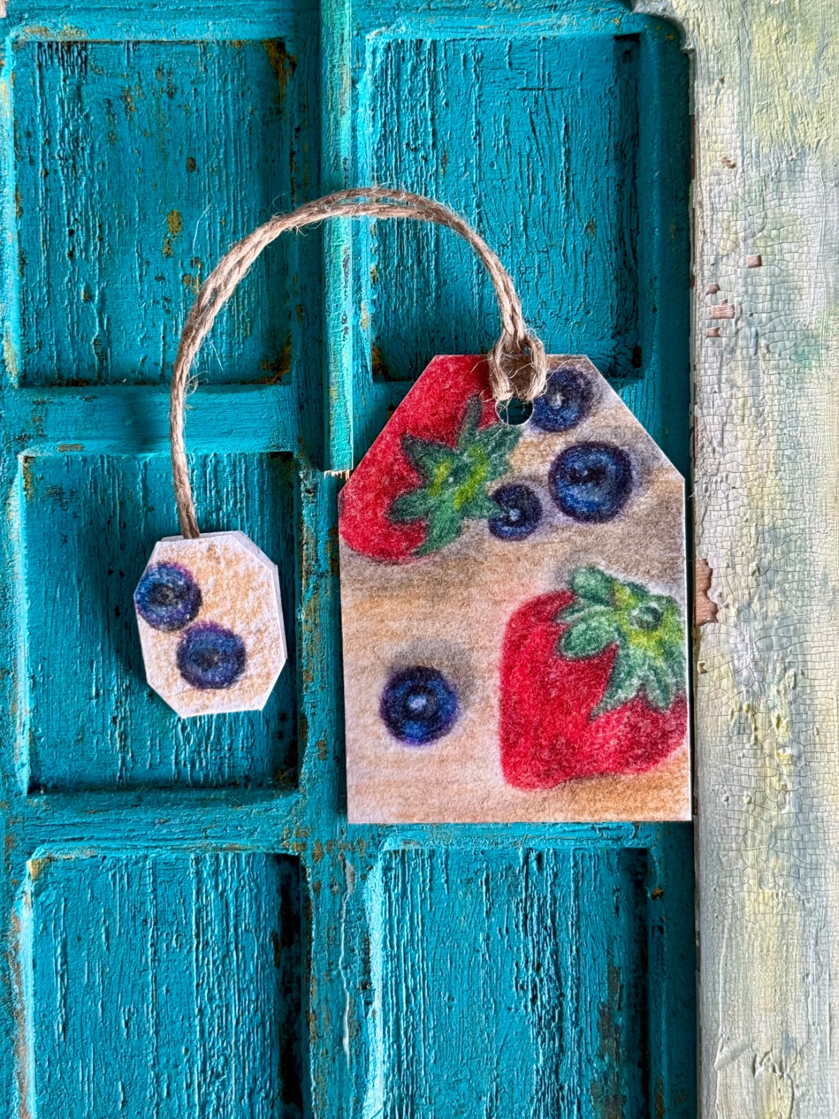 "Berries" Teamark – Handgemaakte Theezakje-Boekenlegger (Pastel Illustratie, Acrylpapier).