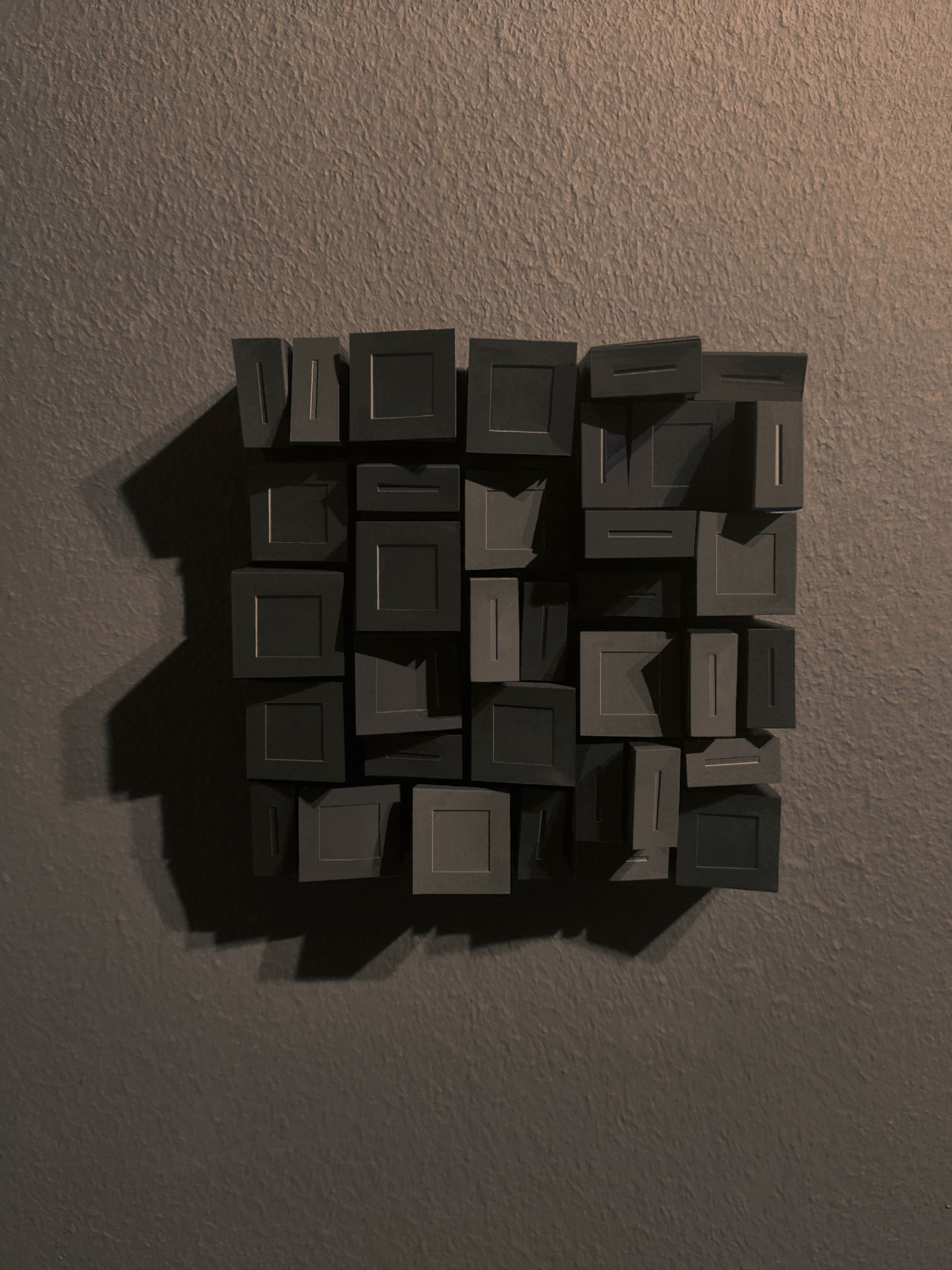 Waarom brandt er nog licht op nr. 21? - Handgemaakt van papier - 105528 Kunstobject - Waarom brandt er nog licht? - papier - zwart