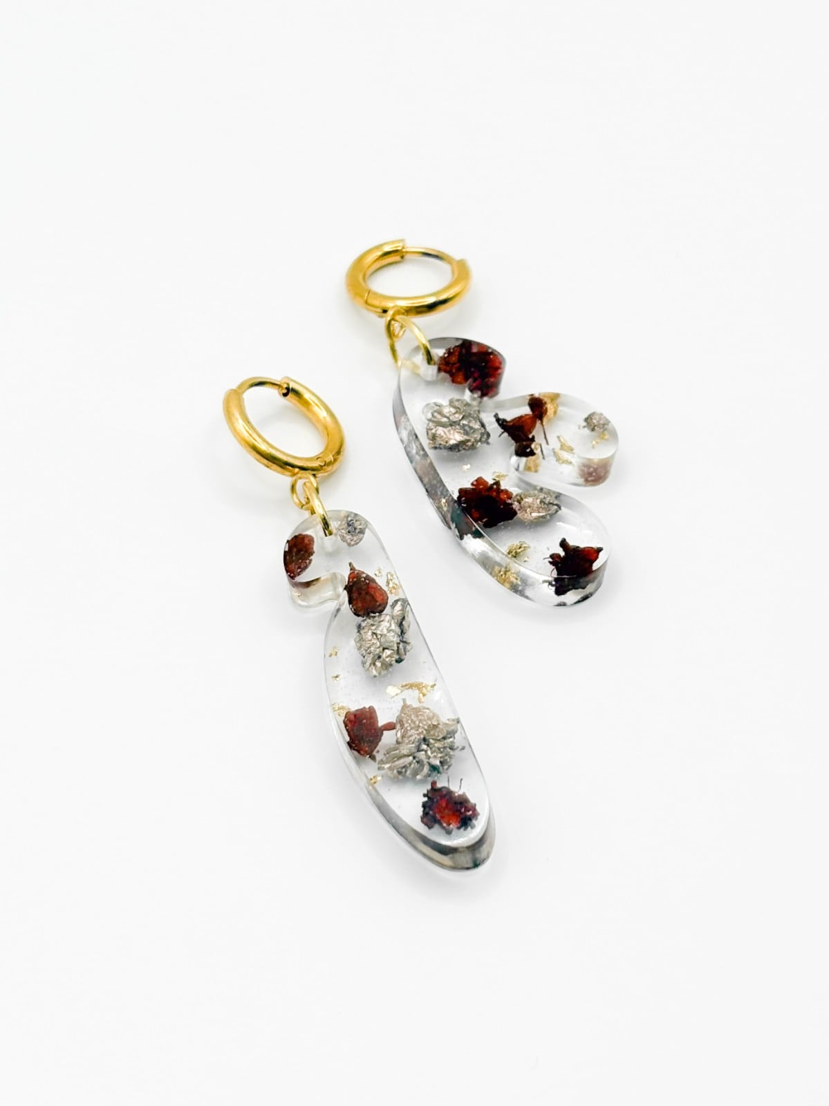 Asymmetrische Kleine Organische Vorm Oorbellen met Echte Bloemen uit Schevenignen (The Final Chapter)