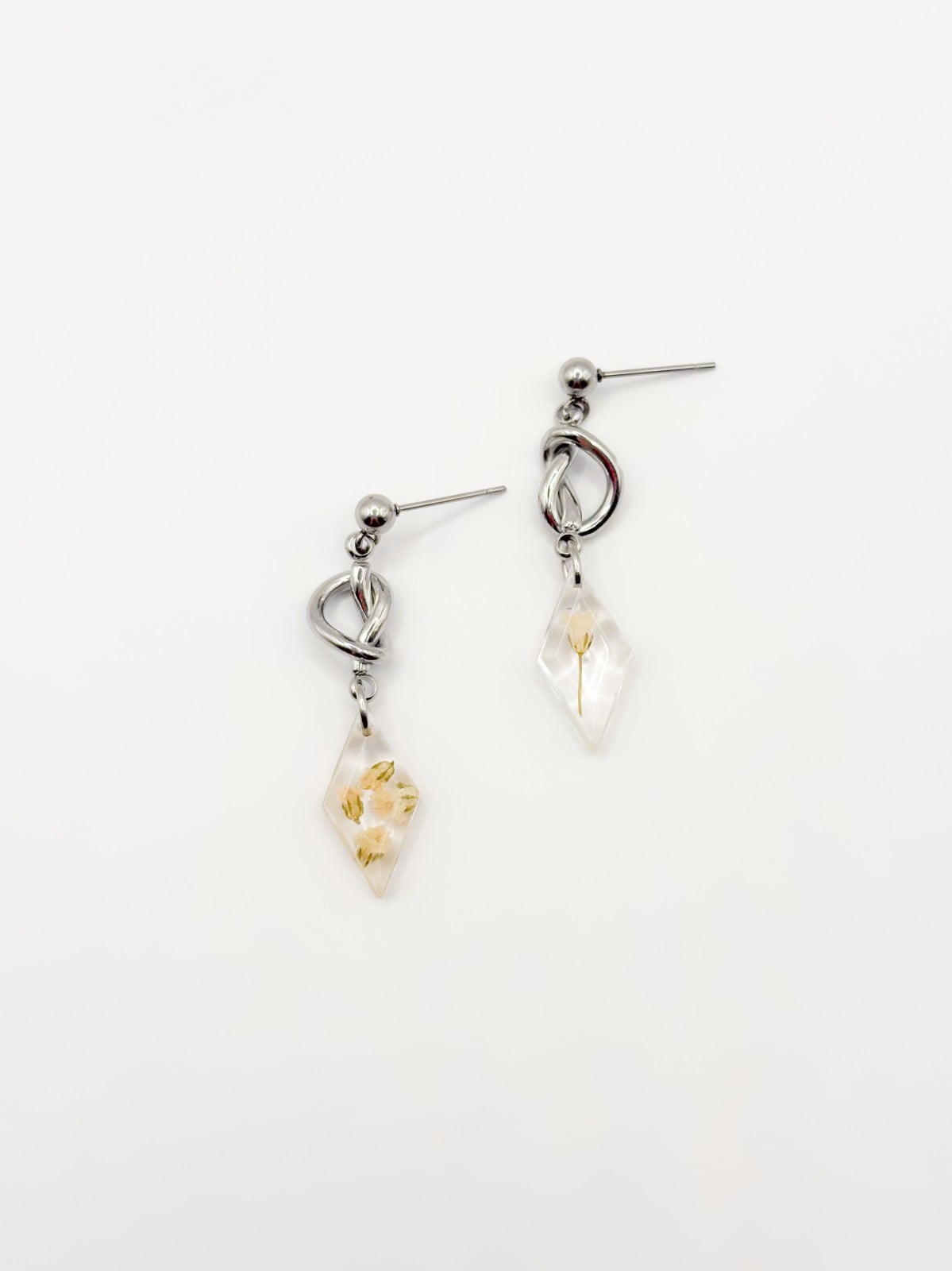 Sculpturele Knoop Oorbellen met Diamantvormige Hangers Gevuld met Echt Gipskruid (The Classics)