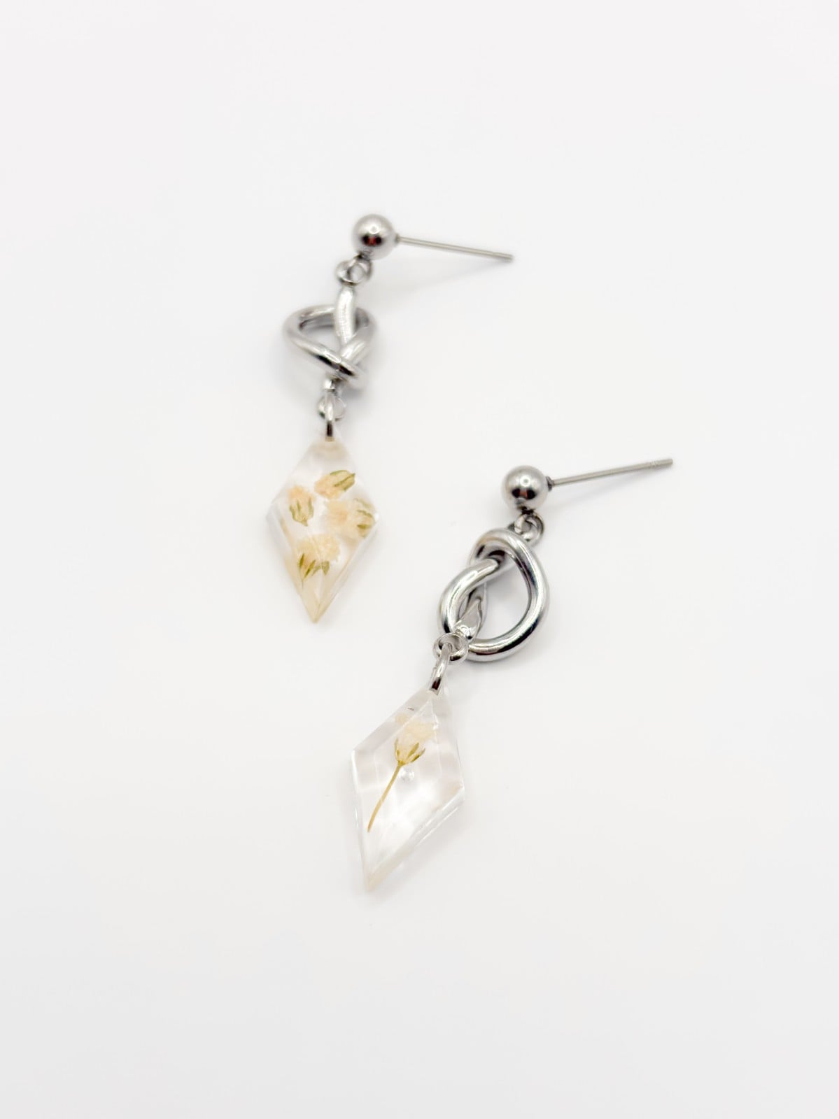 Sculpturele Knoop Oorbellen met Diamantvormige Hangers Gevuld met Echt Gipskruid (The Classics)