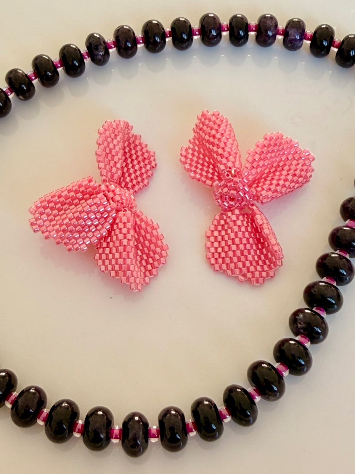 Handgemaakte bloem oorbellen met drie blaadjes – statement studs