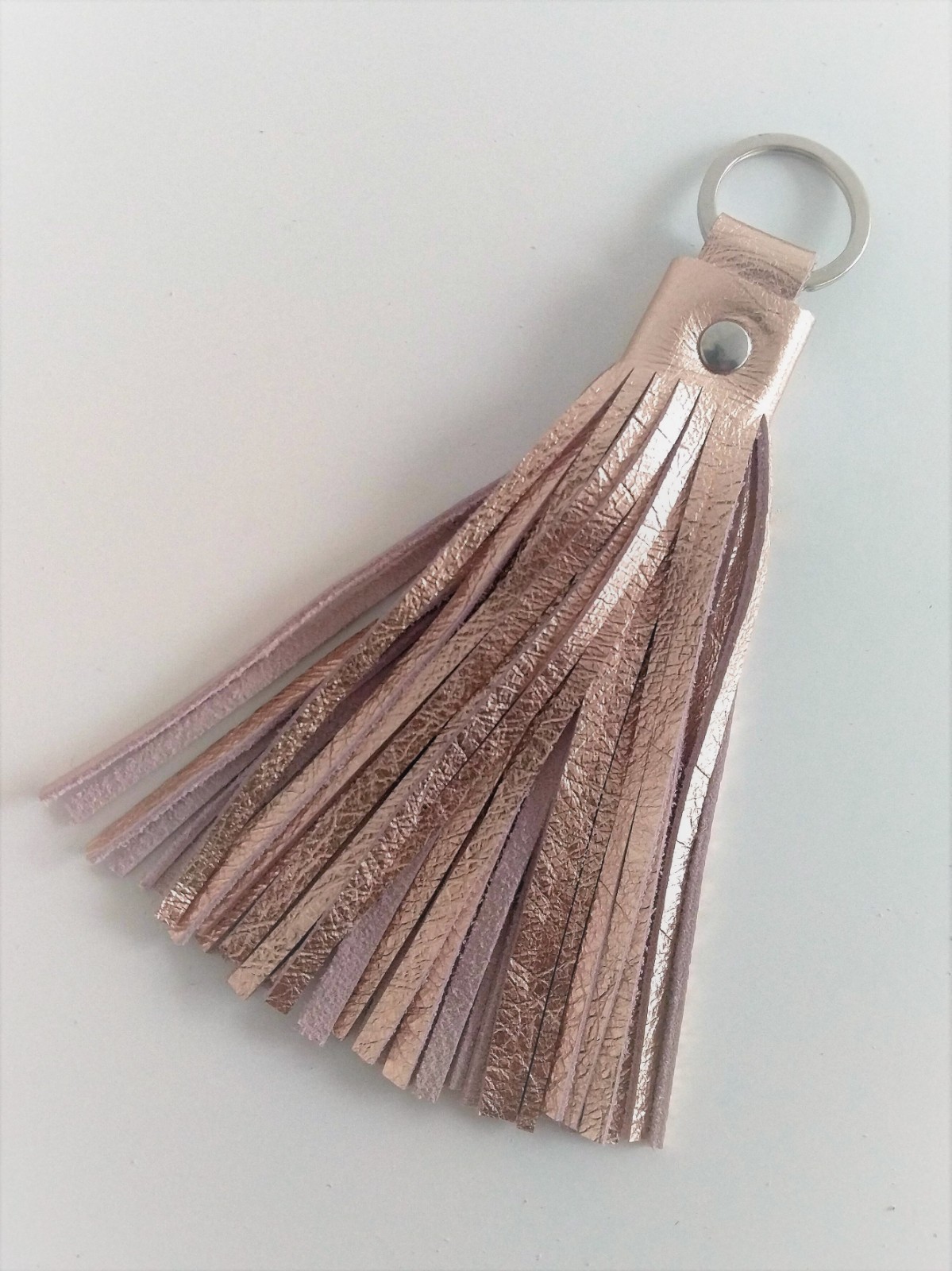Rosé kleur sleutelhanger met franjes van leer, keyring