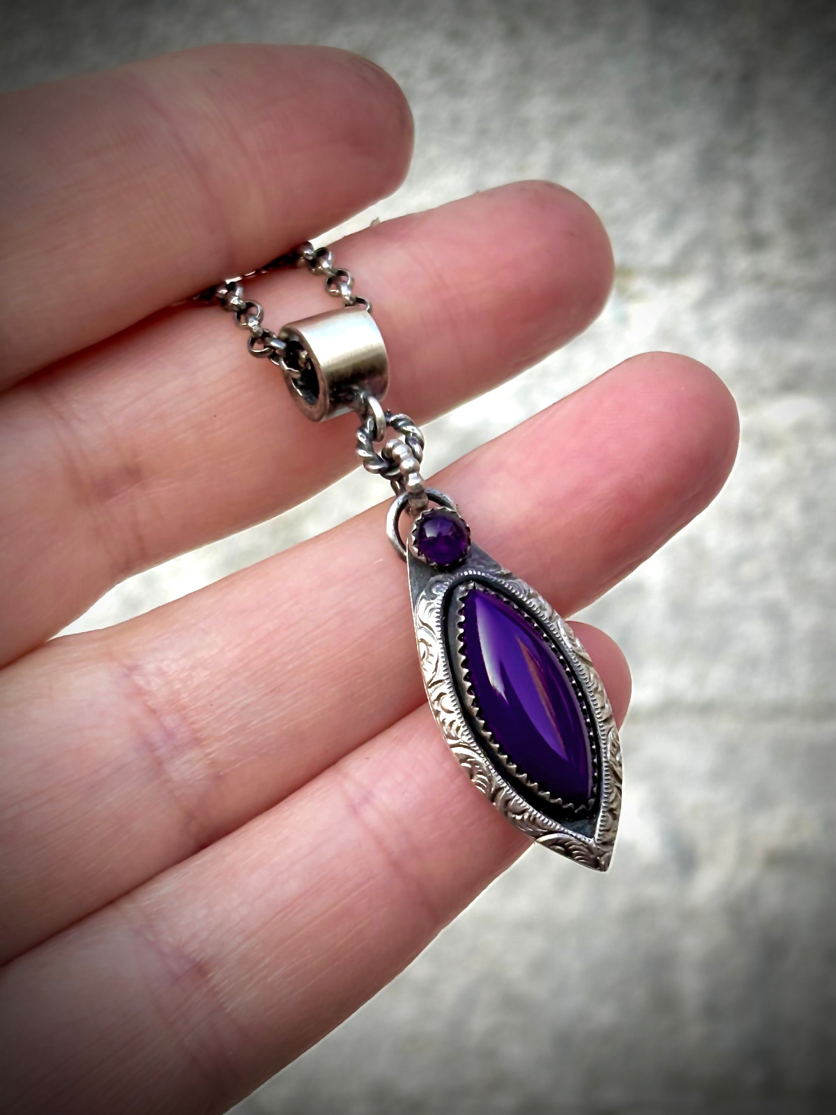 Handgemaakte zilveren hanger met agaat en amethist – unieke blauw/paarse edelsteen hanger