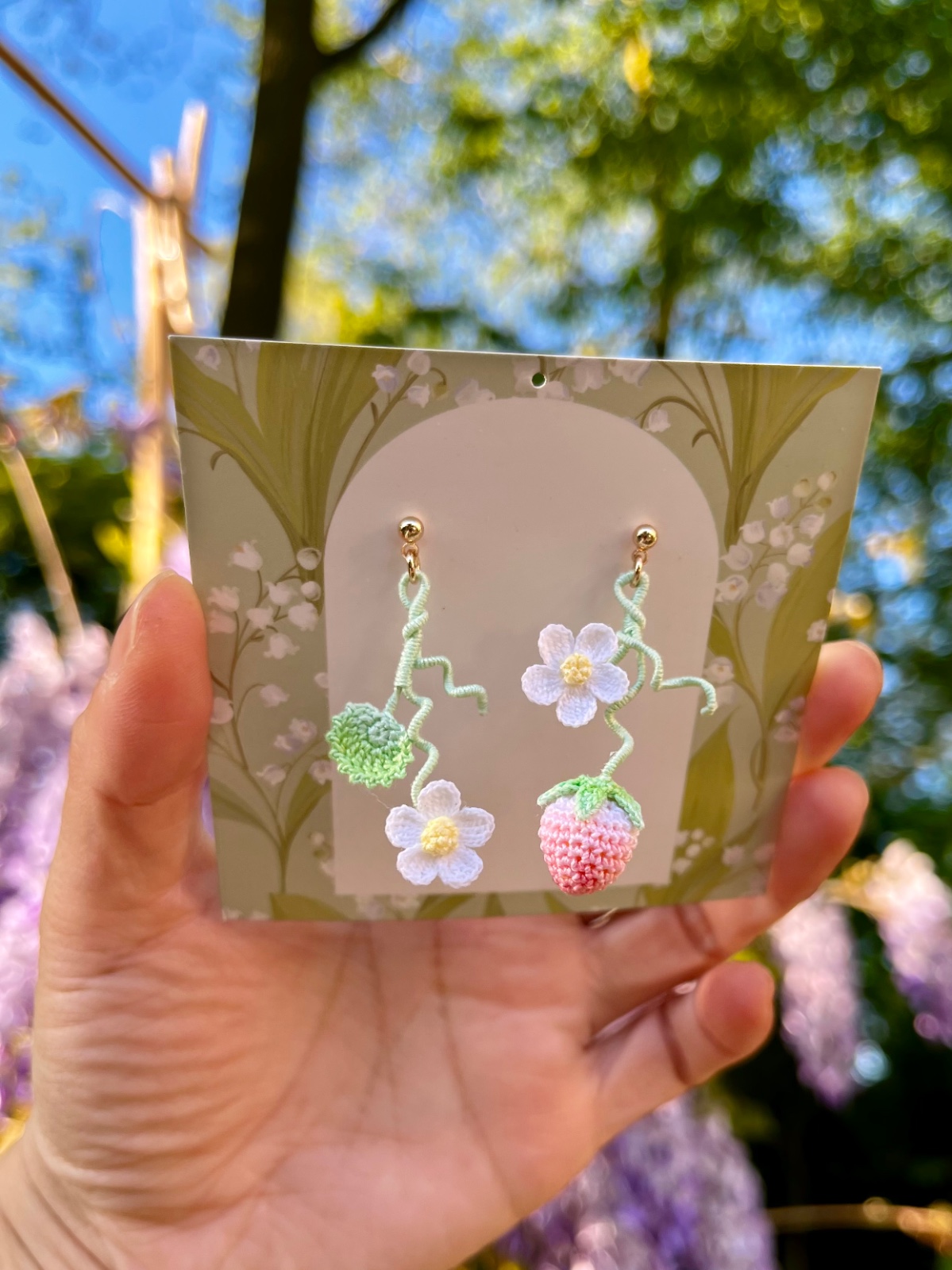 Micro gehaakte aardbei oorbellen met bloemen en blaadjes - 127362 Micro gehaakte aardbei oorbellen met bloemen en blaadjes