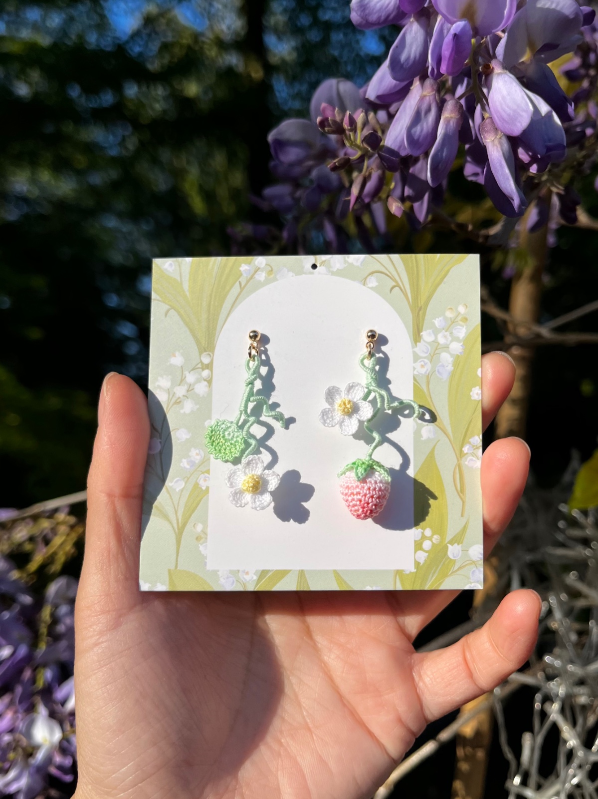 Micro gehaakte aardbei oorbellen met bloemen en blaadjes - 127364 Micro gehaakte aardbei oorbellen met bloemen en blaadjes